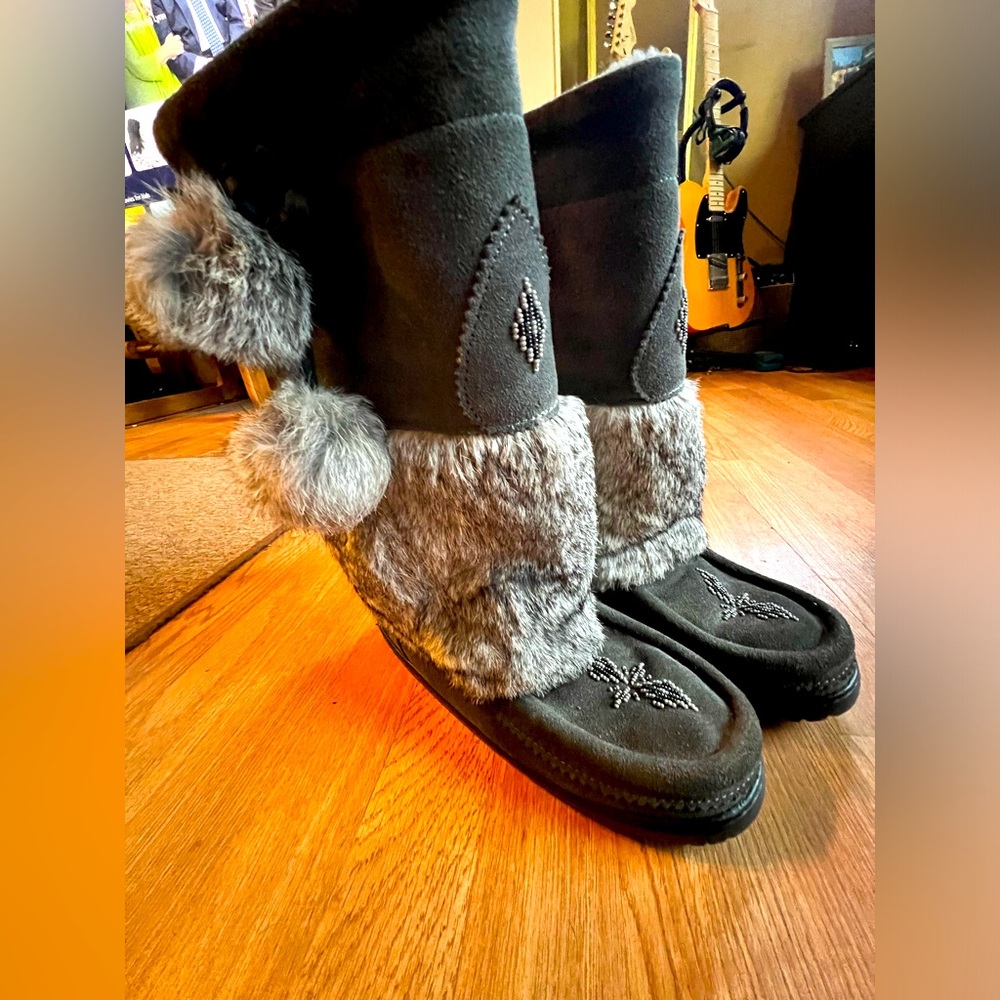 Snowy Owl Manitobah Mukluks! Size L9/M7